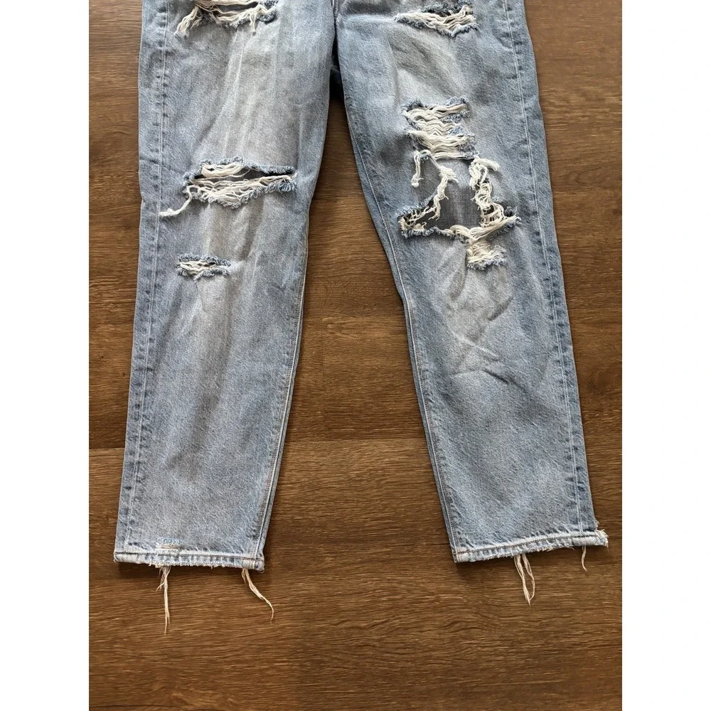 American Eagle Women's Mom‎ Jeans Distressed Size 8 Light Wash Denim